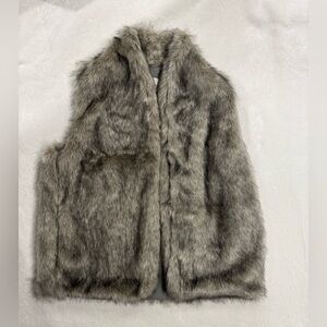 BCBGeneration Grey Shaggy Faux Fur Vest – Size Large – Style BAP4H719